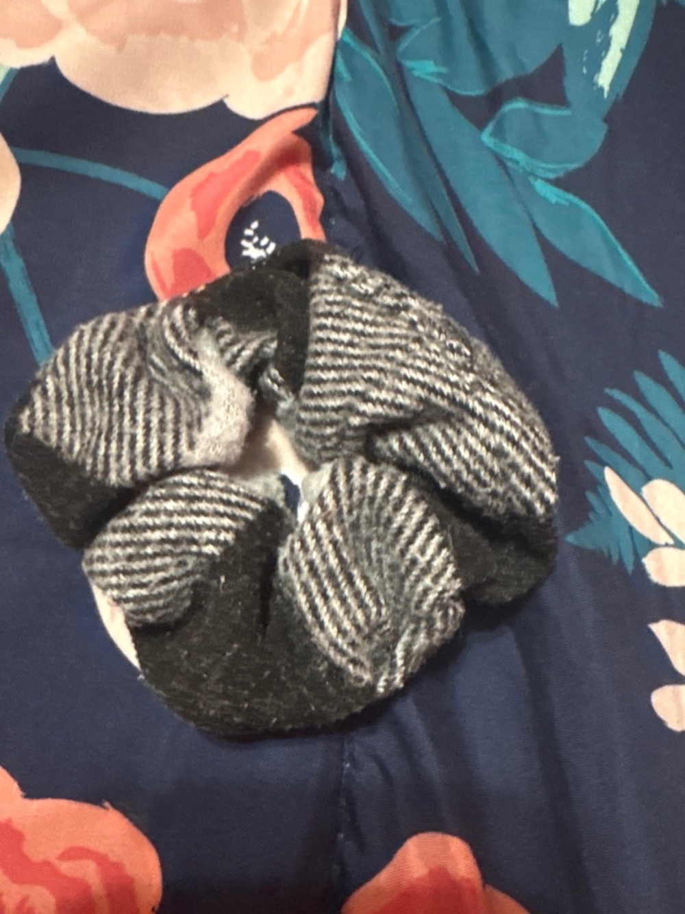 Black and gray scrunchie